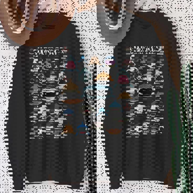 サメの種類 面白いサメの顔 サメの恋人 キッズ 先生 長袖tシャツ スウェットシャツ 年配の女性への贈り物
