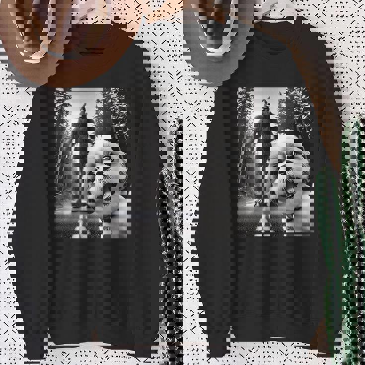 シーズーとビッグフットの森の冒険 スウェットシャツ 年配の女性への贈り物