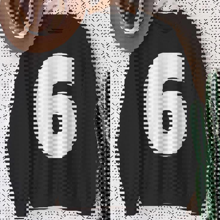 タイポグラフィ 太字表示 6番 数字 6 スウェットシャツ 年配の女性への贈り物