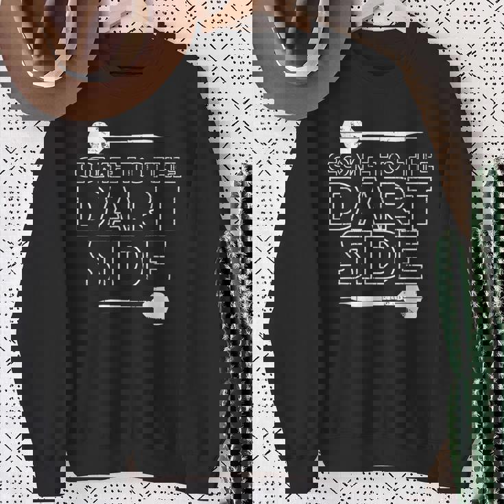 メンズ ダーツボード ダーツボード 面白いことわざダーツスポーツ スウェットシャツ 年配の女性への贈り物