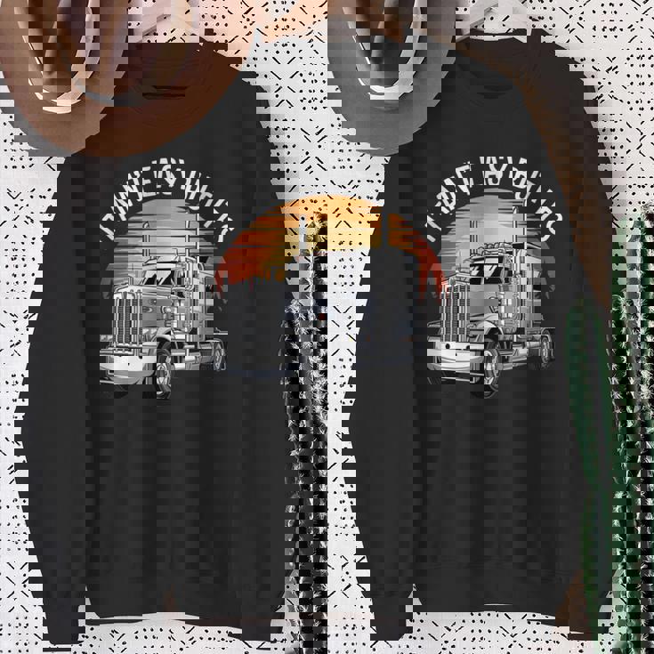 トラッカー・イズ・ファン・ケンワース・イット スウェットシャツ 年配の女性への贈り物