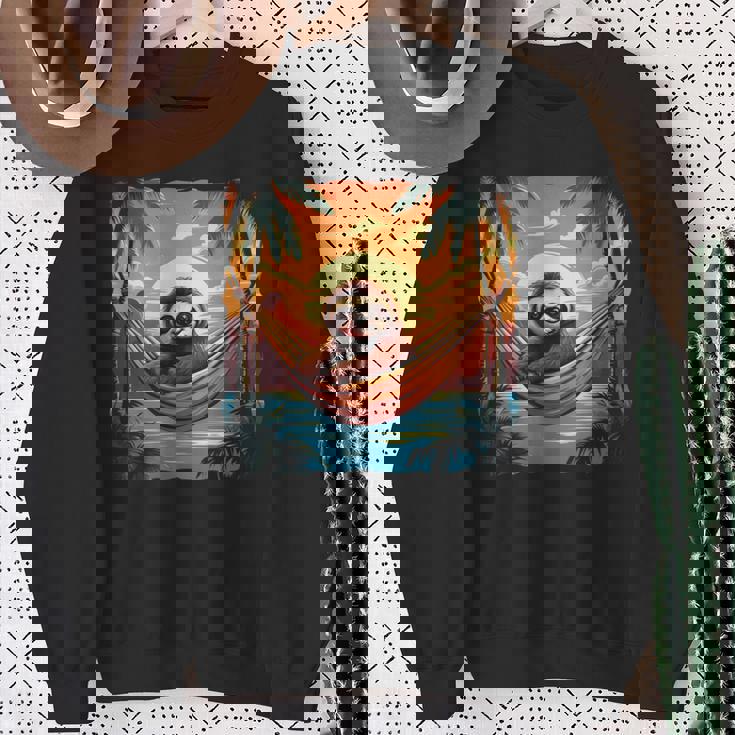 ナマケモノ ハンモック トロピカル サンセット リラクゼーション ヤシの木 平和 長袖tシャツ スウェットシャツ 年配の女性への贈り物