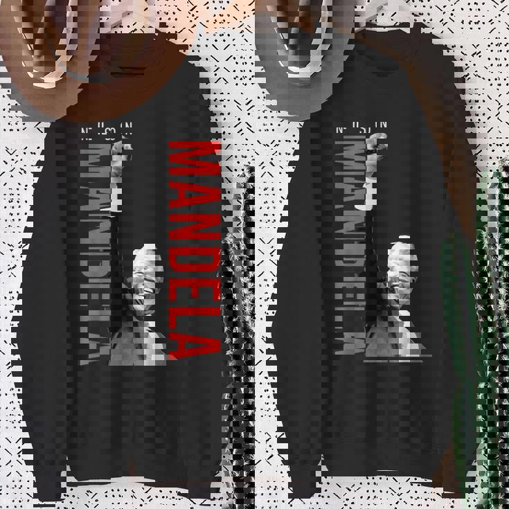 ネルソン・マンデラ 上げた 右手拳 食いしばり マンデラの日 スウェットシャツ 年配の女性への贈り物