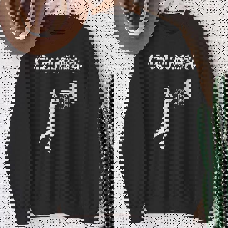 バスケしか勝たん バスケ 高校バスケ バスケ部 バスケットボール部 バスケ好き かっこいい バスケットマン スウェットシャツ 年配の女性への贈り物