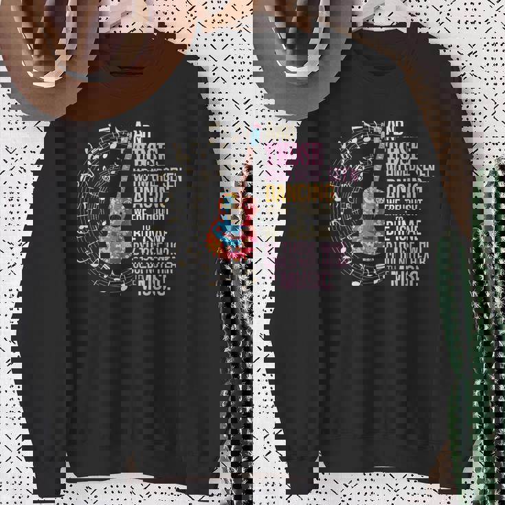 ヒッピーギターと平和の踊りを見た者たち スウェットシャツ 年配の女性への贈り物