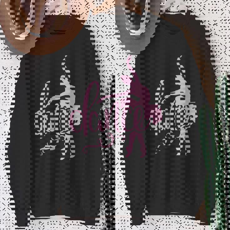 ピンクのバレエダンサー、スクリプトダンスレタリングデザイン。 スウェットシャツ 年配の女性への贈り物