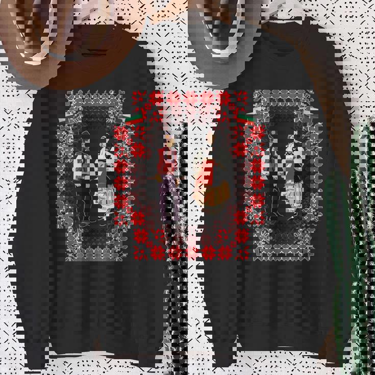 ブルガリアの伝統民族舞踊。ダンサー 長袖tシャツ スウェットシャツ 年配の女性への贈り物