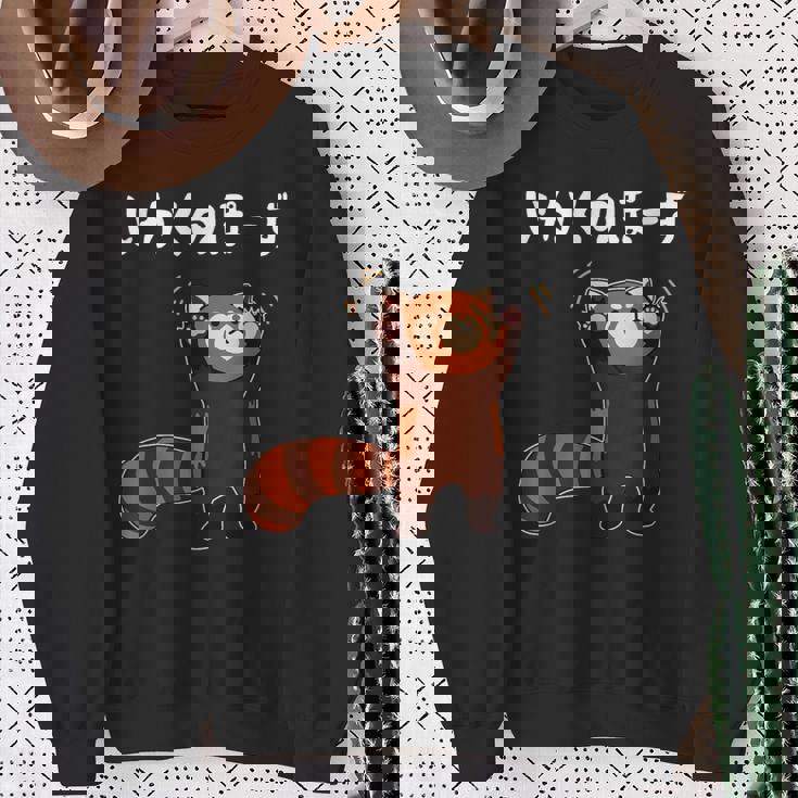 レッサーパンダ威嚇ポーズ かわいい癒しイラスト スウェットシャツ 年配の女性への贈り物