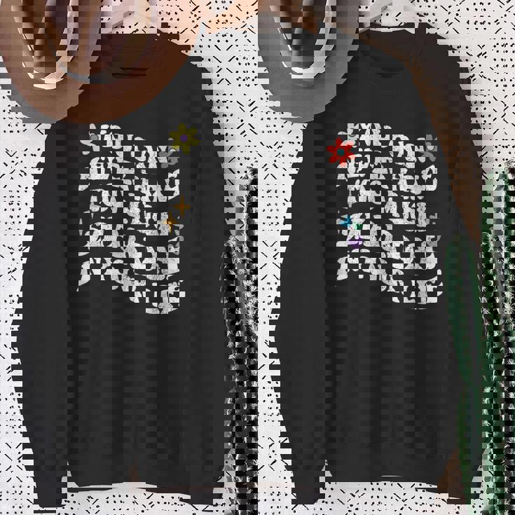 レトログルーヴィー。シャデーが多すぎることはありません。 スウェットシャツ 年配の女性への贈り物