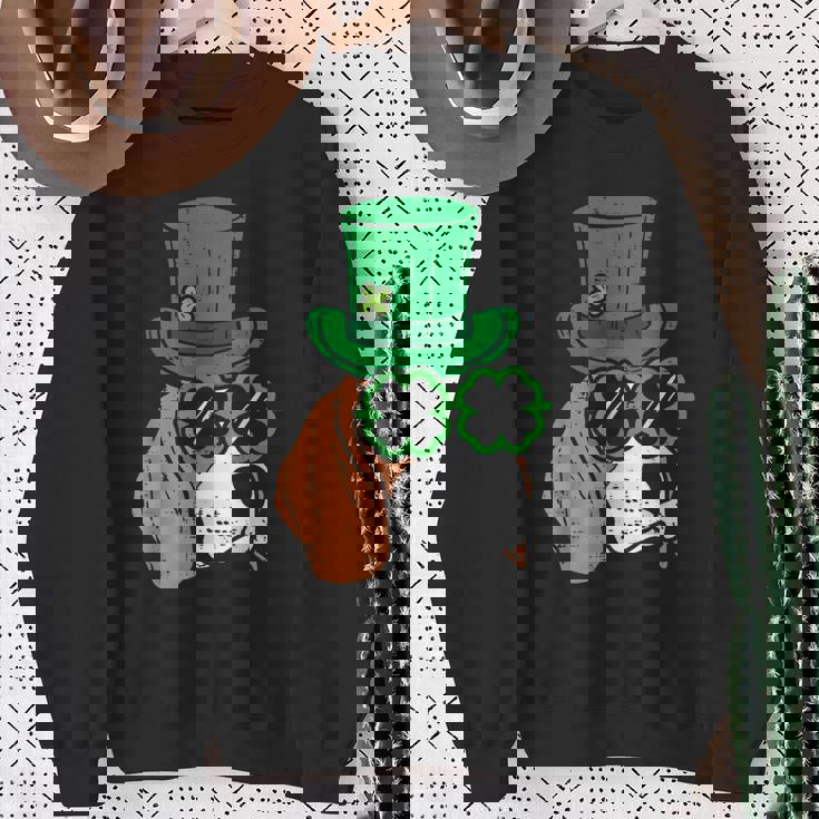 レプラコーン ビーグル シャムロックグラス セントパトリックスデー 犬の贈り物 スウェットシャツ 年配の女性への贈り物