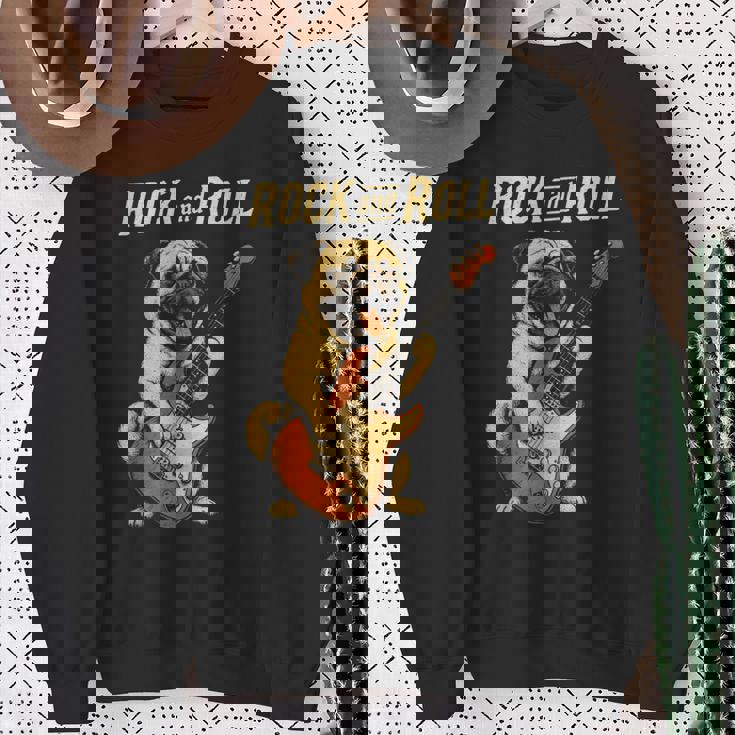 ロックするパグ犬 ギター演奏の面白デザイン スウェットシャツ 年配の女性への贈り物