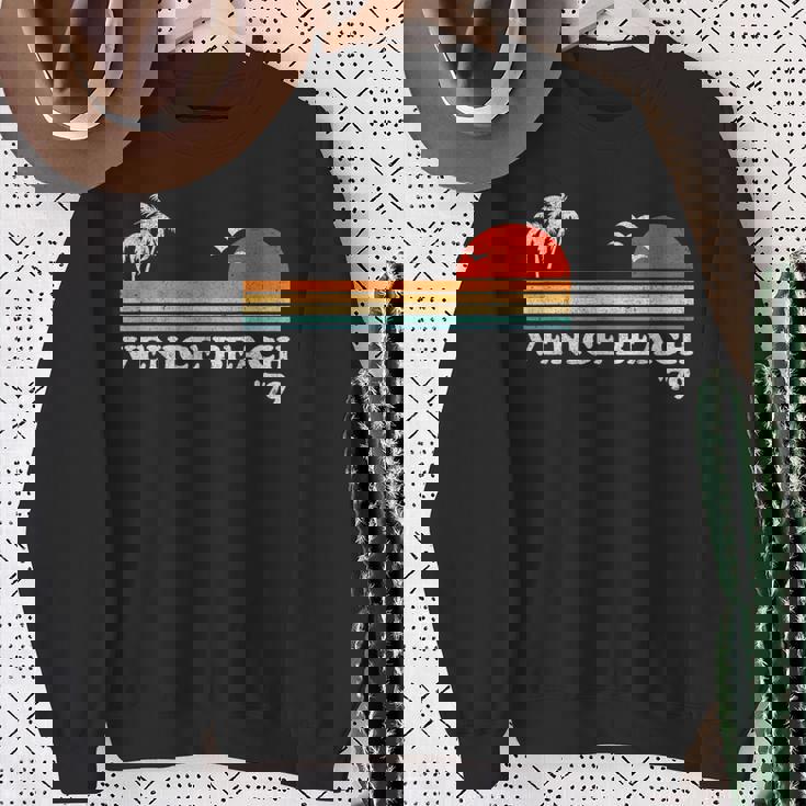 ヴィンテージ ベニス ビーチ カリフォルニア レトロ サンセット サーフィン 70年代のギフト スウェットシャツ 年配の女性への贈り物