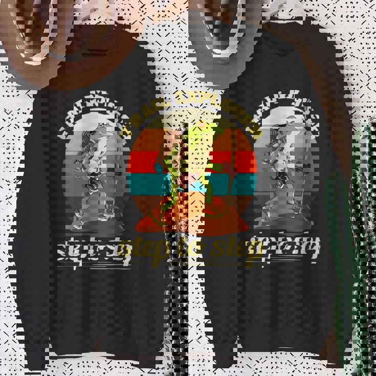 一歩ずつ、面白いカエルのハイキング山 スウェットシャツ 年配の女性への贈り物