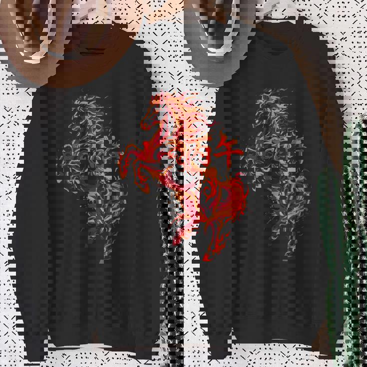 丙午 火の馬 墨絵 ストリートアート 筆文字 和柄 漢字 グラフィック 赤い炎 デザイン 日本風 スウェットシャツ 年配の女性への贈り物