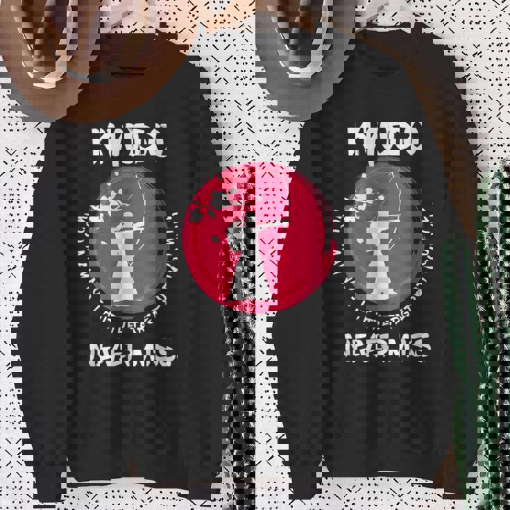 弓道は絶対にお見逃しません おもしろジャパンアーチェリー 弓道アイデア スウェットシャツ 年配の女性への贈り物