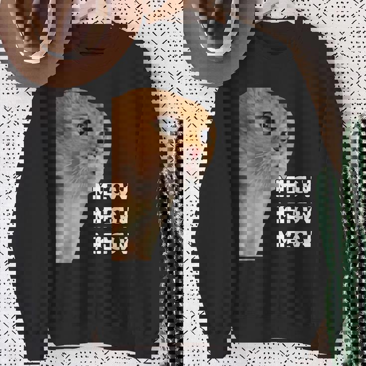 愚かなおしゃべり猫のミームニャーニャーニャー。 スウェットシャツ 年配の女性への贈り物