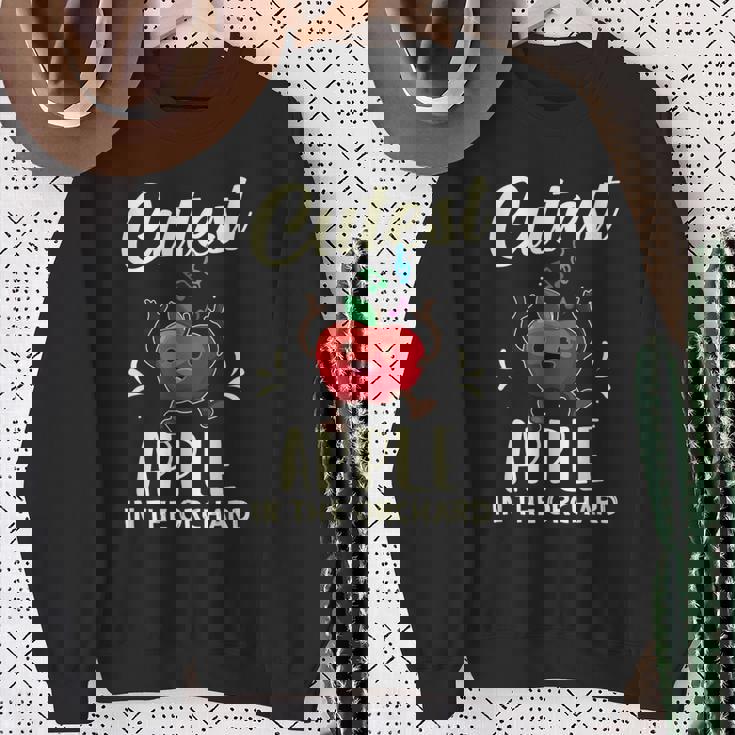 果樹園で一番かわいいリンゴ摘みシーズン。 スウェットシャツ 年配の女性への贈り物