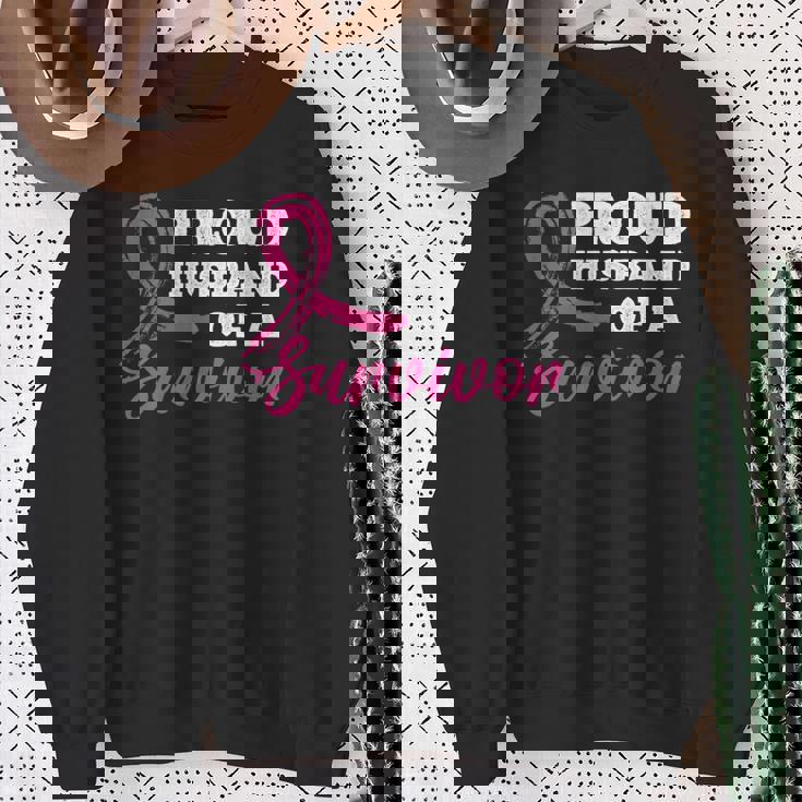 生存者の乳がん啓発の誇り高き夫。 長袖tシャツ スウェットシャツ 年配の女性への贈り物