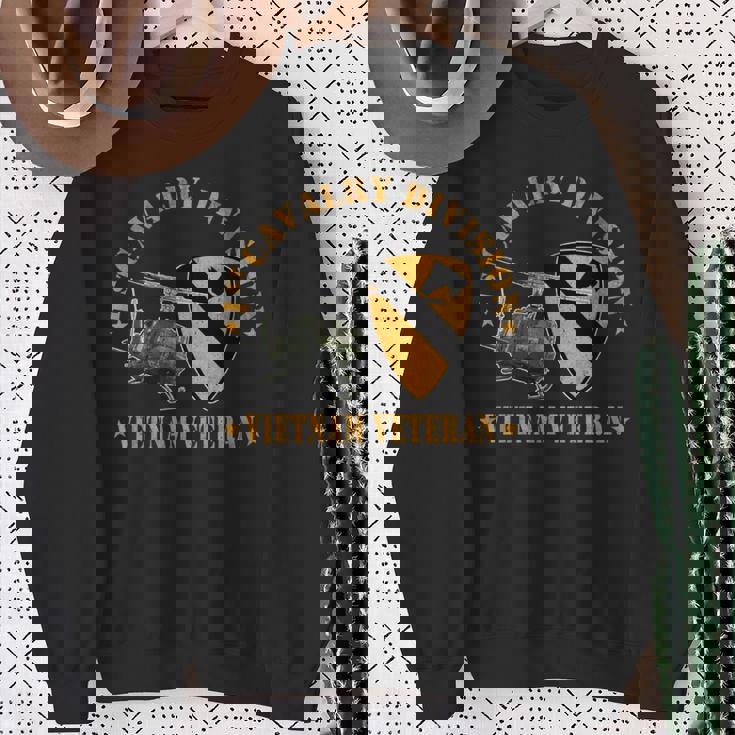 第1空騎兵師団 ベトナム 退役軍人 Uh1 ガンシップパパ 長袖tシャツ スウェットシャツ 年配の女性への贈り物