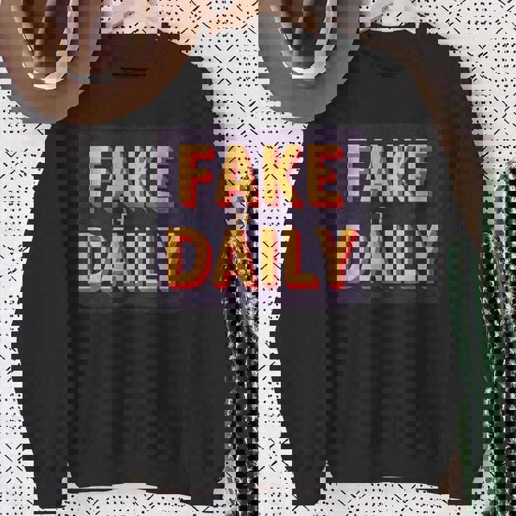 素晴らしいフェイクイットデイリーステートメントエンブレム。 スウェットシャツ 年配の女性への贈り物