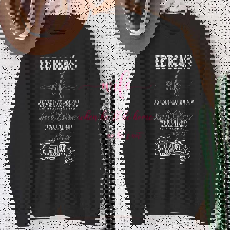 電気技師の妻シャツ 電気技師tシャツ ラインマンギフト スウェットシャツ 年配の女性への贈り物