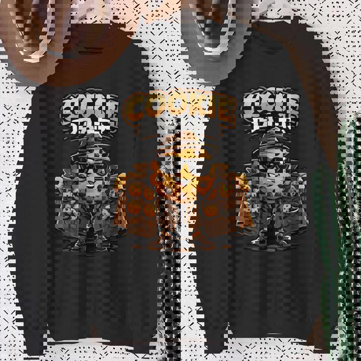 面白くて愛らしいクッキーディーラーかわいい漫画のパン屋 スウェットシャツ 年配の女性への贈り物