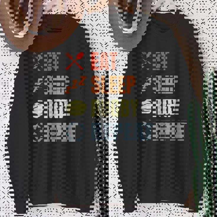 食べる寝るラグビーリピートラグビーコーチチームスポーツ スウェットシャツ 年配の女性への贈り物