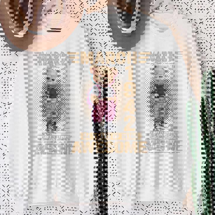 1942年3月 84歳の誕生日 84歳のテディベア Being Awesome スウェットシャツ 年配の女性への贈り物