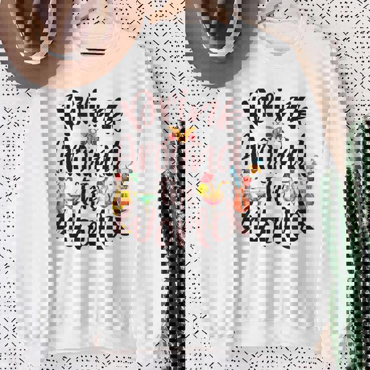 Family Drinking Around The World チェックリスト パスポート スウェットシャツ 年配の女性への贈り物