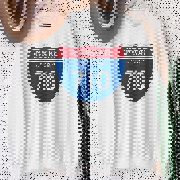 Interstate 710 California スウェットシャツ 年配の女性への贈り物