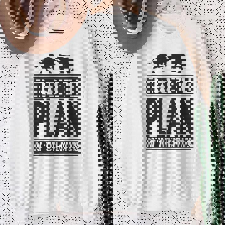 Trade The Plan Not Your Emotions デイトレーダー Trading 株式 証券取引所 スウェットシャツ 年配の女性への贈り物