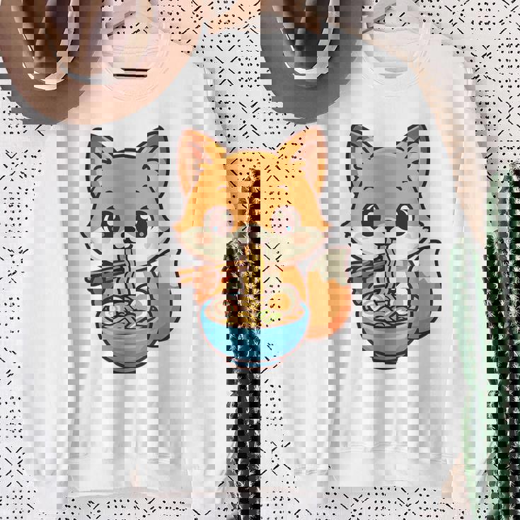 かわいいキツネを食べるラーメンかわいい動物アート スウェットシャツ 年配の女性への贈り物