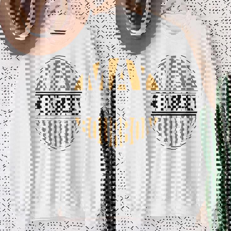 ウイスキーを飲むアルコール昔ながらのバーボン酒飲み スウェットシャツ 年配の女性への贈り物