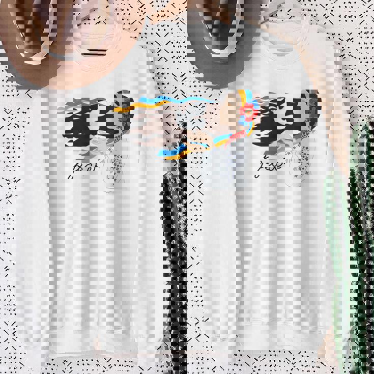 ウクライナの少女がウクライナの平和を支援 スウェットシャツ 年配の女性への贈り物