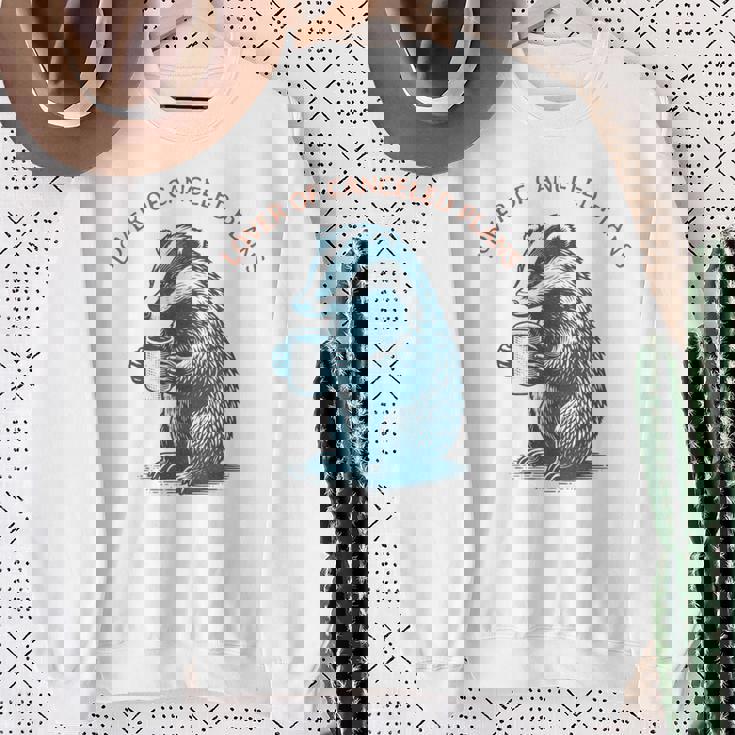 キャンセルされた計画の恋人 コーヒーを飲むアナグマ 長袖tシャツ スウェットシャツ 年配の女性への贈り物