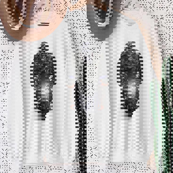 ゴリラ 動物 バイク ヘルメット スウェットシャツ 年配の女性への贈り物