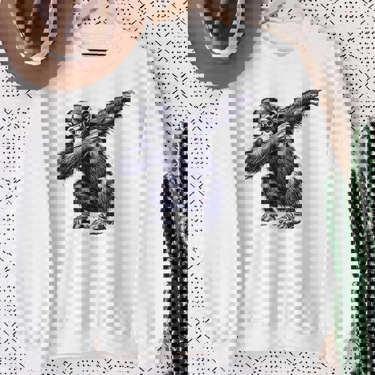 サングラスをかけたダブダンスを踊るチンパンジー猿 スウェットシャツ 年配の女性への贈り物