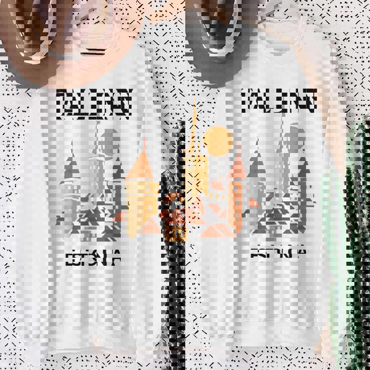 タリン エストニア 中世 旧市街 ヴィンテージ レトロ エストニア スウェットシャツ 年配の女性への贈り物