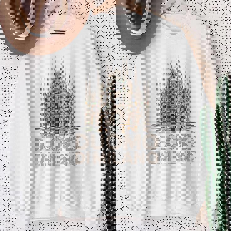 ドゥオーモ・ディ・ミラノ大聖堂のイラスト スウェットシャツ 年配の女性への贈り物