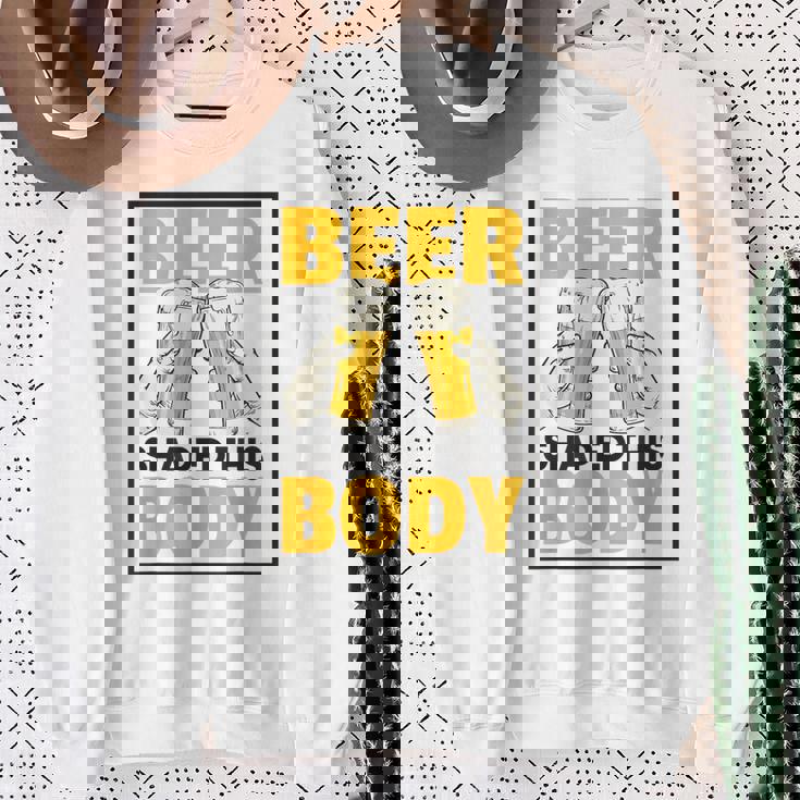 ビールがこの体を作る 面白いビール腹 スウェットシャツ 年配の女性への贈り物