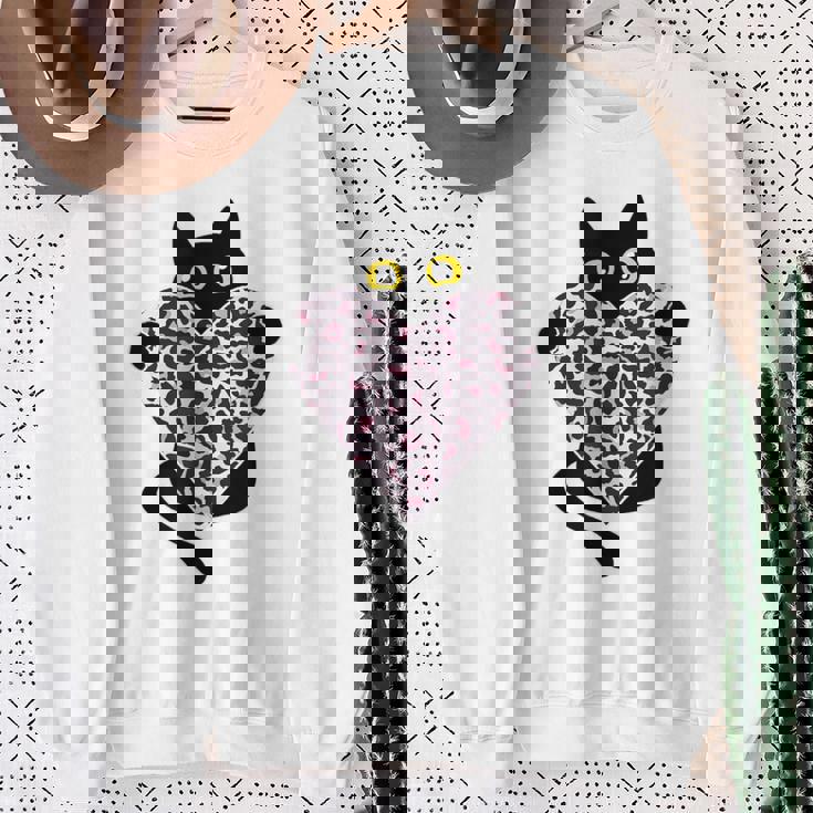 ピンクのヒョウ柄ハートを持つ黒猫 スウェットシャツ 年配の女性への贈り物