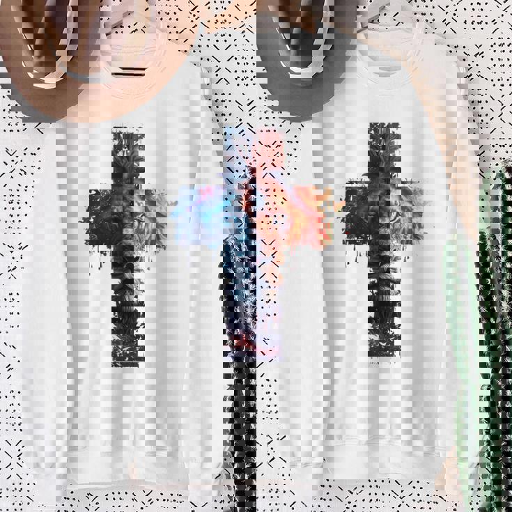 ユダのライオン、イエス・キリストの十字架、キリスト教信仰のグラフィック。 スウェットシャツ 年配の女性への贈り物