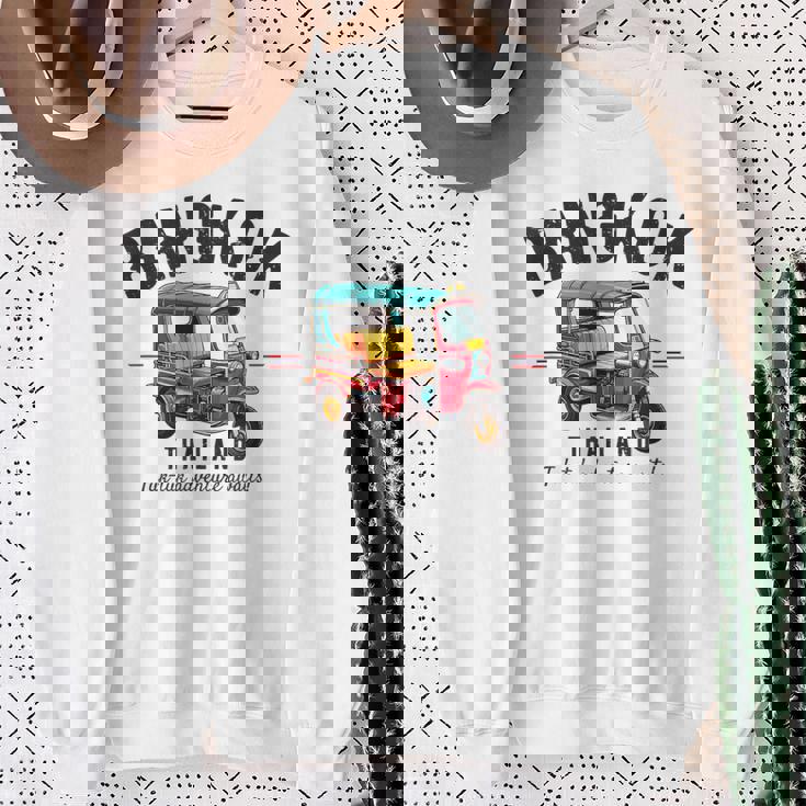 ヴィンテージ トゥクトゥク バンコク タイ スウェットシャツ 年配の女性への贈り物