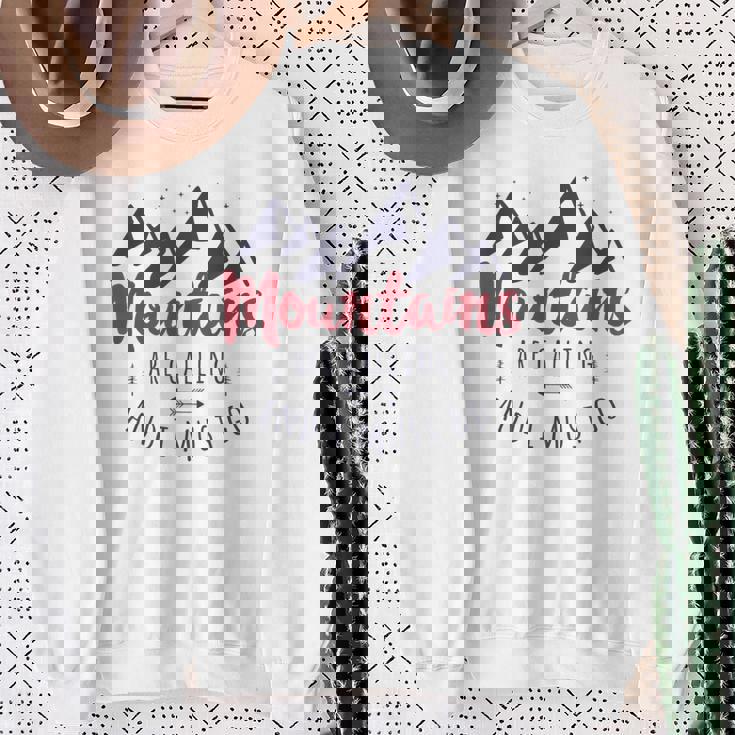 山が呼んでいるし、私は行かなければならない Wanderlust スウェットシャツ 年配の女性への贈り物