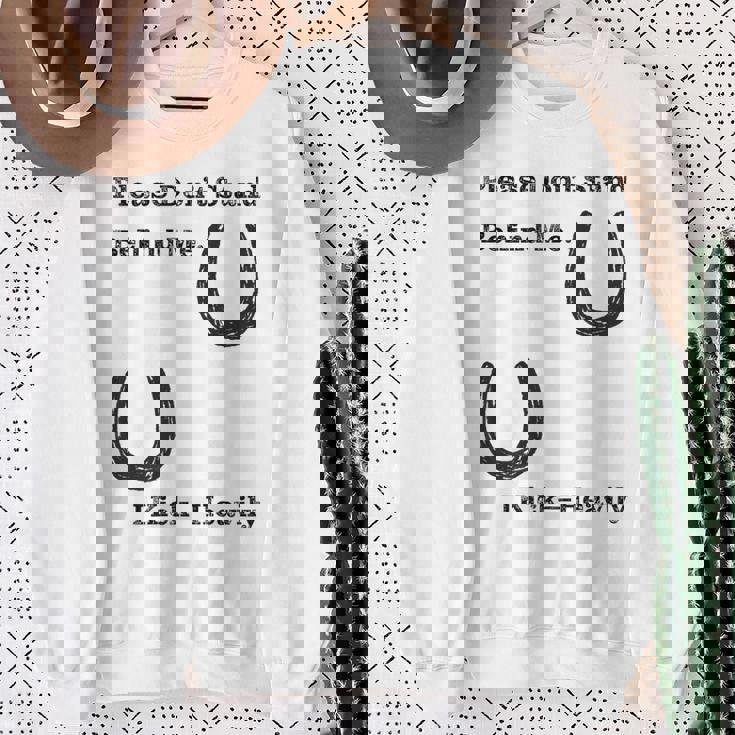 後蹴りに注意 蹄鉄 馬好き 馬術部 キッズ 大人 親子ペア バックプリント スウェットシャツ 年配の女性への贈り物