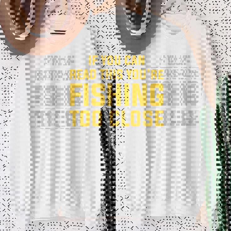 背面には「If You Can Read This You're Fishing Too Close スウェットシャツ 年配の女性への贈り物