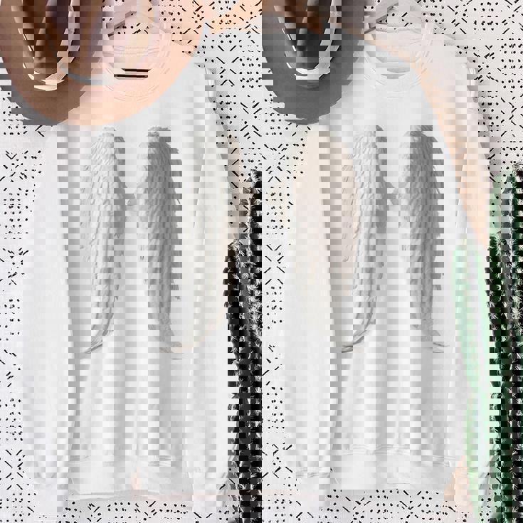 背面にリアルな白い天使の羽。 スウェットシャツ 年配の女性への贈り物