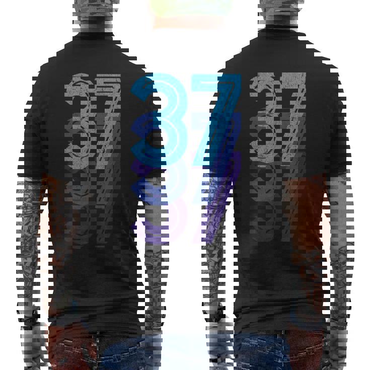 37ラッキーナンバー37歳誕生日スポーツチーム メンズTシャツ バックプリント