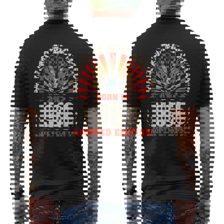 60歳の誕生日 60歳のギタリスト ギター愛好家 1966年生まれ メンズTシャツ バックプリント