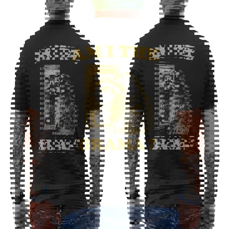 Am I The Drama Raccoon Unhinged Meme 陽気なアライグマのミーム メンズTシャツ バックプリント